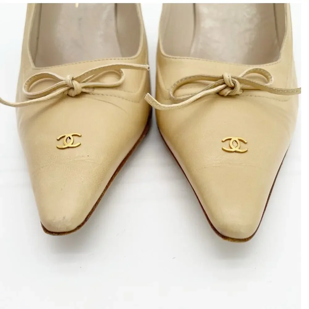 Chanel Vintage Retro Beige Leather Bow CC Logo Pointed Toe Heels Pumps EU 39